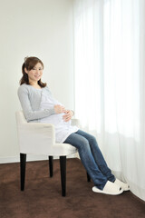 窓辺でくつろぐ妊婦