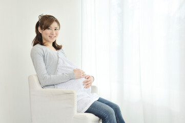 窓辺でくつろぐ妊婦