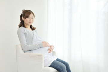 窓辺でくつろぐ妊婦