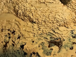 Kleine Sinterterassen aus Ockerschlamm , Morassina Grotte ,
 Aus getrocknetem Ockerschlamm kann Farbstoff hergestellt werden, der bei Künstlern als Naturfarbe sehr beliebt  ist
