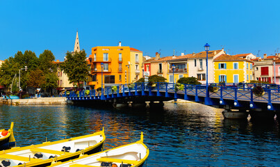 Picturesque view of old French town of Martigues with canals and colorful houses - obrazy, fototapety, plakaty