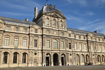 Fototapeta na wymiar Façade de la cour Carrée à Paris, France