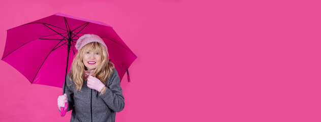 Fototapeta premium woman with cold and with umbrella on pink background