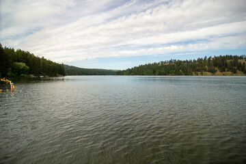 Obraz na płótnie Canvas boating on long lake near spokane in nine mile falls washington state