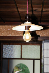 裸電球の灯る古い家