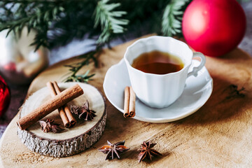 Tasse de thé à la cannelle et badiane et décor de Noël avec branches de sapin - Ambiance de...
