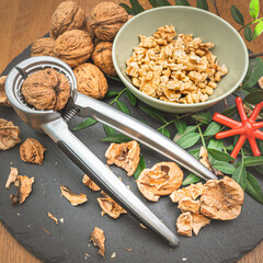 Walnüsse mit Nusskancker auf einer Schieferplatte mit Dekoration