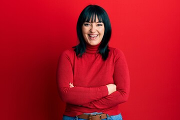 Obraz premium Young hispanic woman with arms crossed gesture smiling and laughing hard out loud because funny crazy joke.