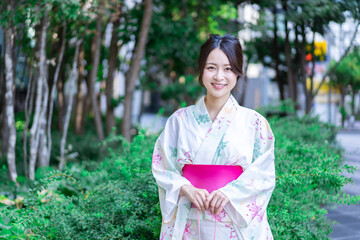 浴衣を着て街を歩く若い女性