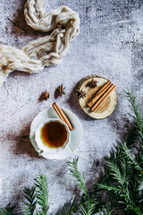 Obraz na płótnie Canvas Tasse de thé à la cannelle et badiane et décor de Noël avec branches de sapin - Ambiance de fête