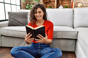 Obraz premium Young latin woman smiling confident reading bible at home