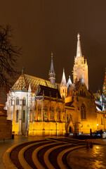 Obraz premium Hungary, Matthias Church in night illumination, autumn landscape