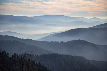 Fototapeta na wymiar Sunrise over foggy mountains 