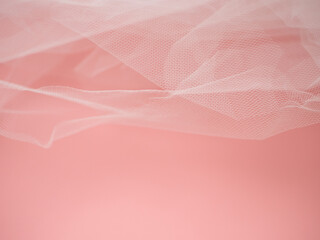 Texture abstraite de tulle blanc sur fond rose - robe de mari&eacute;e - mariage et amour - tissus textur&eacute;