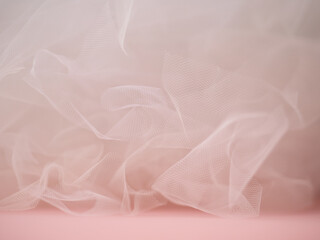 Texture abstraite de tulle blanc sur fond rose - robe de mariée - mariage et amour - tissus texturé