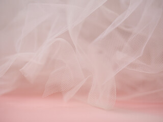 Texture abstraite de tulle blanc sur fond rose - robe de mariée - mariage et amour - tissus...