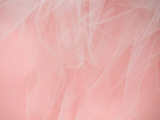 Texture de tulle blanc sur fond rose - texture abstraite - mariage et amour - robe de mariée