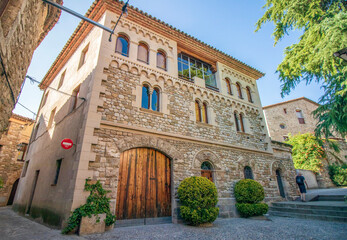 Fototapeta na wymiar Details of the beautiful medieval catalan village of Besalu