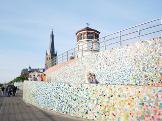 Rheinufer an der Düsseldorfer Altstadt mit bunter Keramikwand, Schossturm, Sankt Lambertus, …