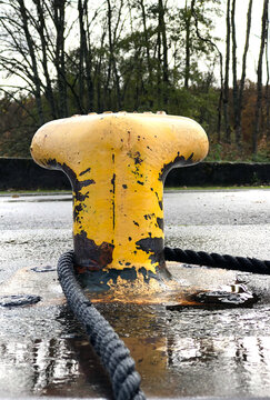 Bollard ou bite d'amarrage sur le quai d'une &eacute;cluse entre Wittring et Mittersheim en Moselle dans le nord est de la France