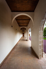 Couloir extérieur d'un monastère