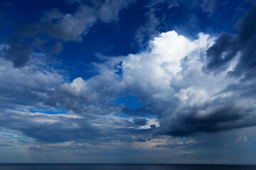 Fototapeta na wymiar Beautiful view of the clouds over the sea