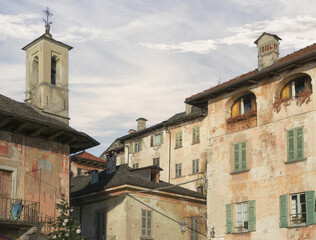 Fototapeta na wymiar glimpse of the old houses of the picturesque medieval village, Orta San Giulio.Italy