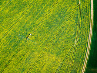 vue aérienne d'un tracteur dans un champs de colza à Mouseaux-Neuville dans l'Eure en France - 471867598