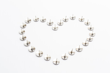 Obraz premium Heart Shape Heap of Metal Pushpin or Drawing Pin isolated on white