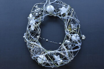 Couronne de l'Avent  dans des tons argentés sur fond noir