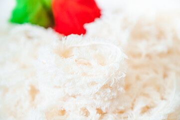 Fototapeta na wymiar 白いふわふわな毛糸と羊毛フェルト
