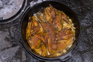 Deurstickers Crispy browned  roast chicken in the dutch oven. © Lars Gieger