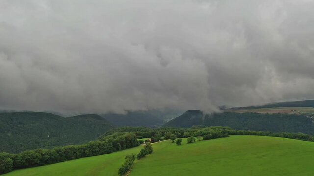 Dichte Regenwolken &uuml;ber dem Land