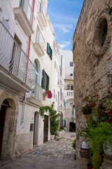 Fototapeta na wymiar Characteristic alley in the center of Monopoli (Puglia, Italy)
