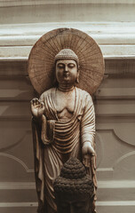 Piękny posąg Buddy w świątynnym ogrodzenie. - obrazy, fototapety, plakaty
