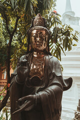 Piękny posąg Buddy w świątynnym ogrodzenie.