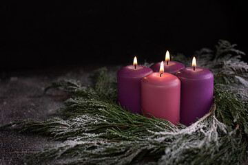 Christmas wreath with four burning purple advent candles. - obrazy, fototapety, plakaty