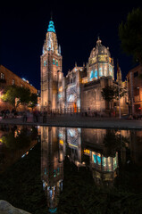 Fototapeta na wymiar Night view of the cathedral of Toledo reflected in a fountain, Spain.