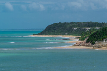 Fototapeta na wymiar Linda vista de praia com mar, montanhas, mata e falêsias