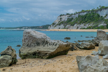 Linda vista de praia com mar, montanhas, mata e falêsias