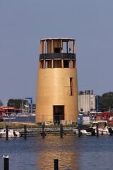Ein im Bau befindlicher Turm im Hafen des Ortes Burg auf der Ostseeinsel Fehmarn