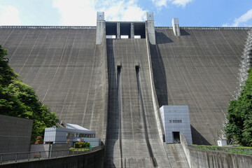 正面から見上げた中津川の宮ヶ瀬ダム／日本神奈川県