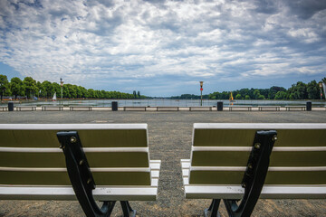 Am Maschsee Nordufer hinter zwei Bänken in Hannover