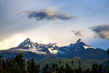 Fototapeta premium Volcán el Altar, picos cubiertos de nieve 