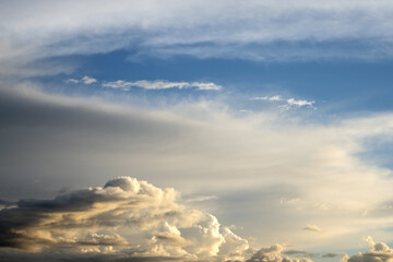 Fototapeta na wymiar Cielo con nubes 