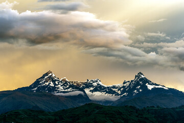 Volcán Altar durante la puesta de sol, en la cordillera de andes 