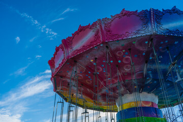 場末の遊園地の巨大なアトラクション