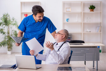 Obraz premium Two male doctors working in the clinic