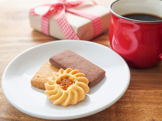 クッキーとホットコーヒー、プレゼント