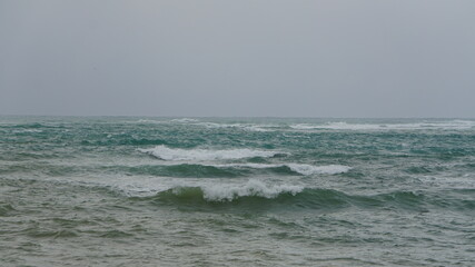 白波が次々と。台風前の海